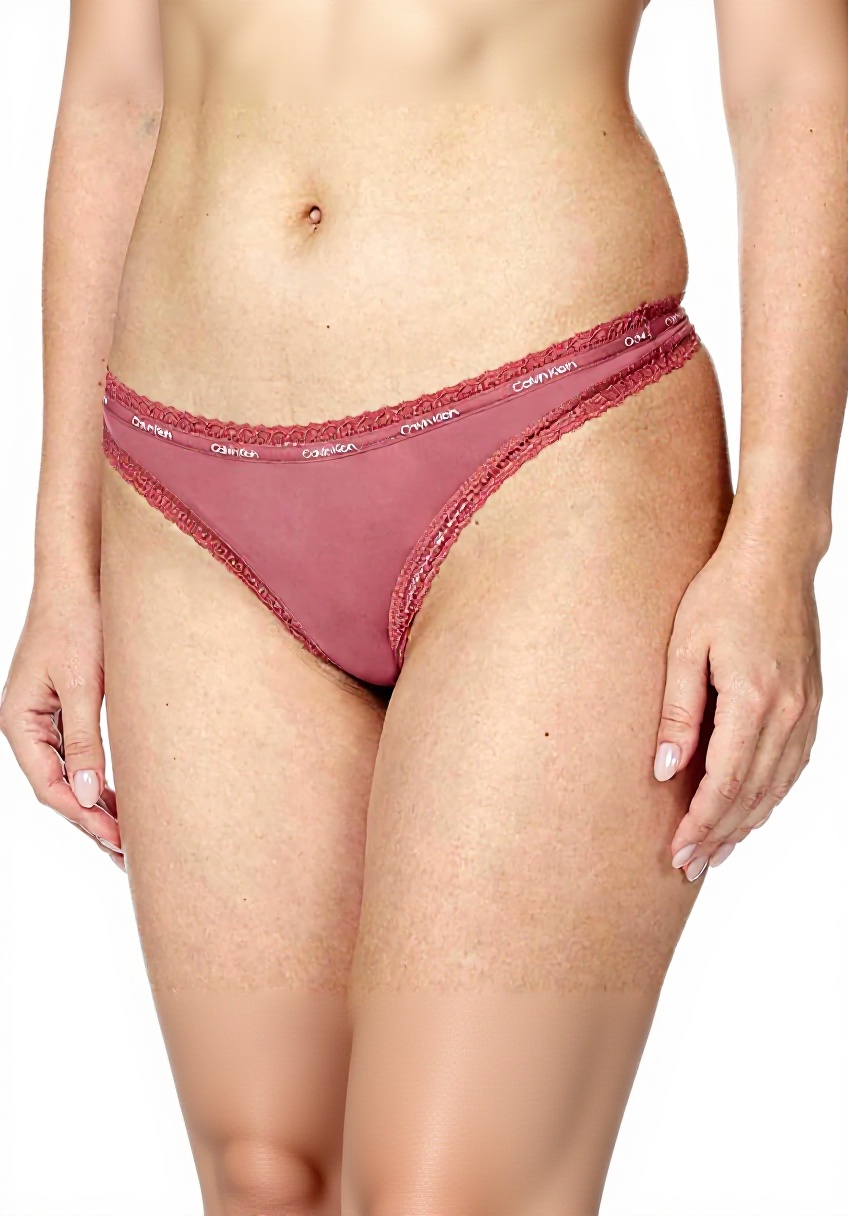 String Calvin Klein Femme beige porté mettant en valeur la coupe et le logo