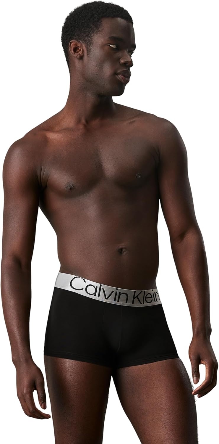 Boxer Calvin Klein Homme porté, mettant en valeur la coupe ajustée et la ceinture logo