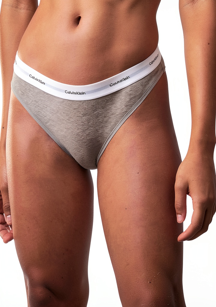 Slip Calvin Klein femme en coton et élasthanne sur fond neutre