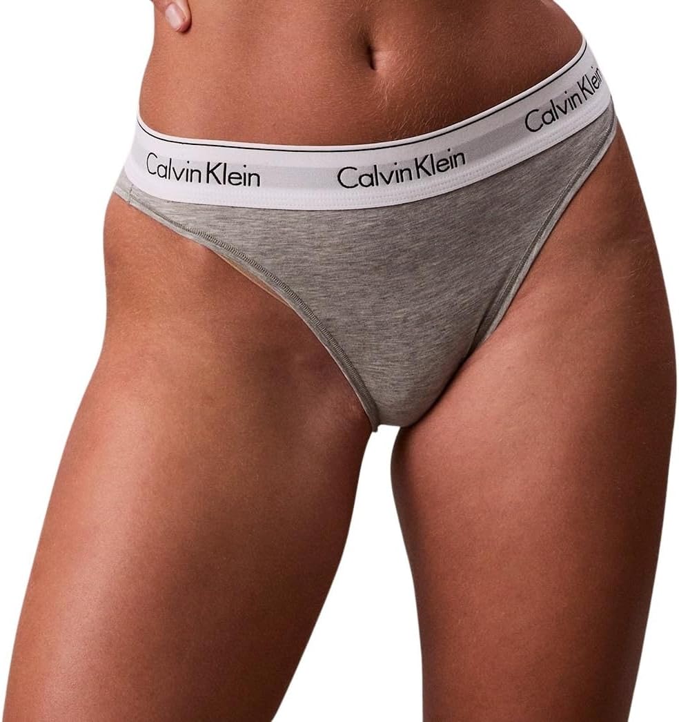 'Slip Calvin Klein femme en couleur blanche sur fond neutre'