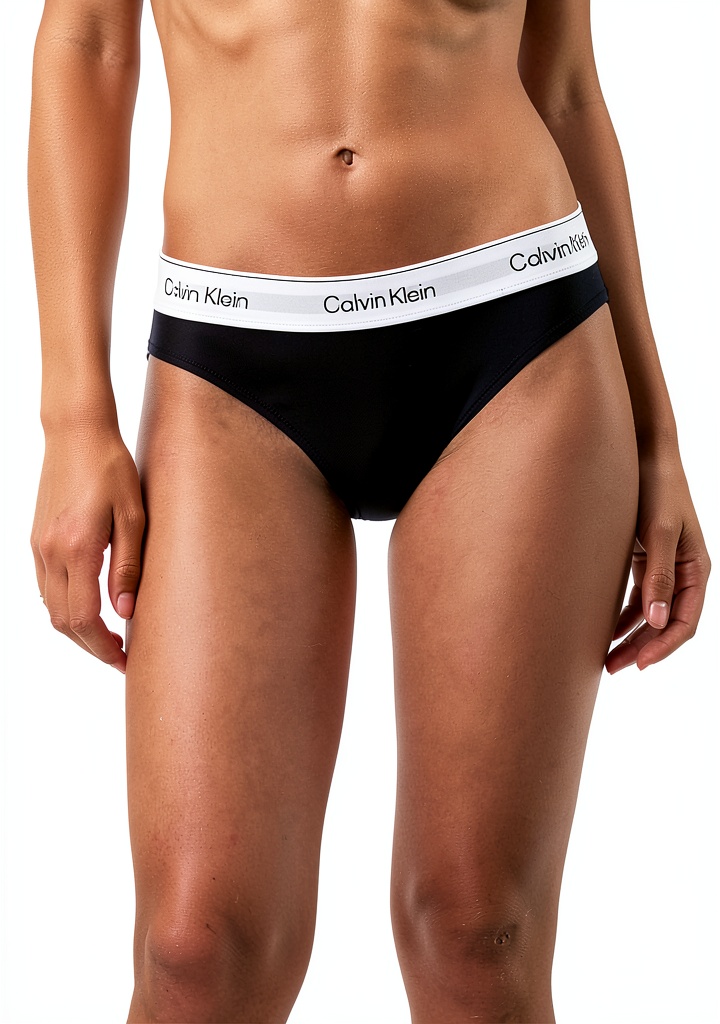 Bikini Calvin Klein Lv00qf8520 porté mettant en valeur la coupe et les détails