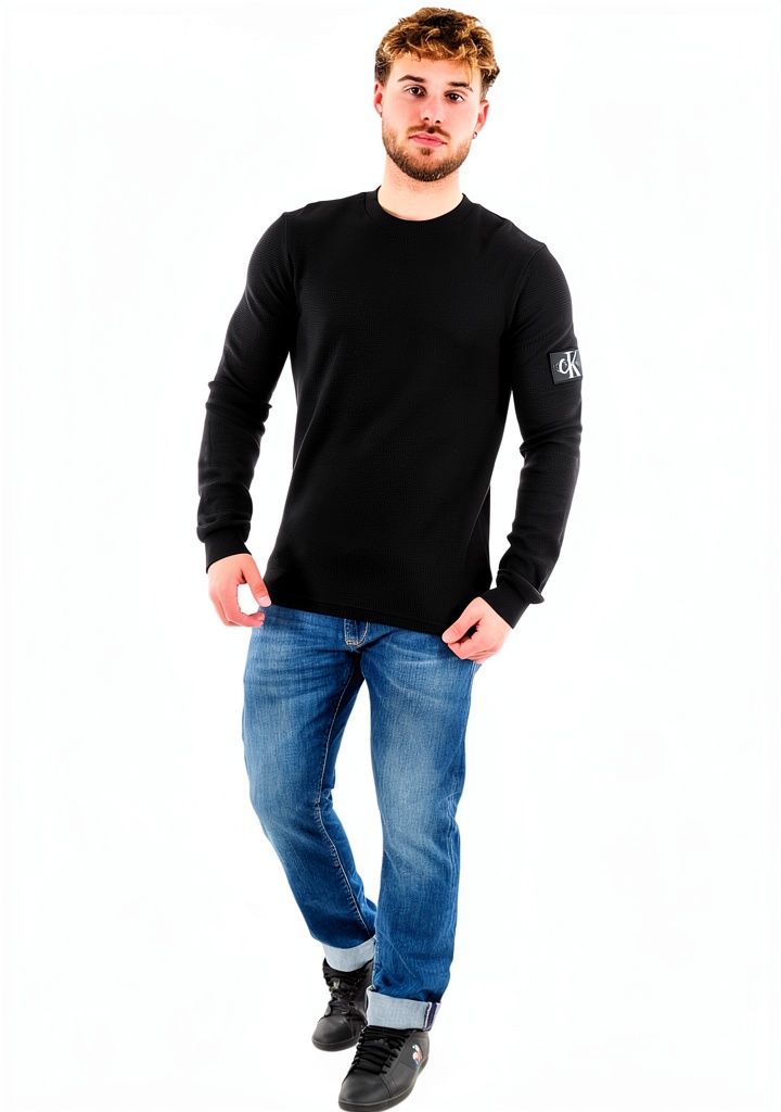 T-shirt Calvin Klein homme en coton, vue de face montrant le col ras-du-cou et l'insigne sur la manche